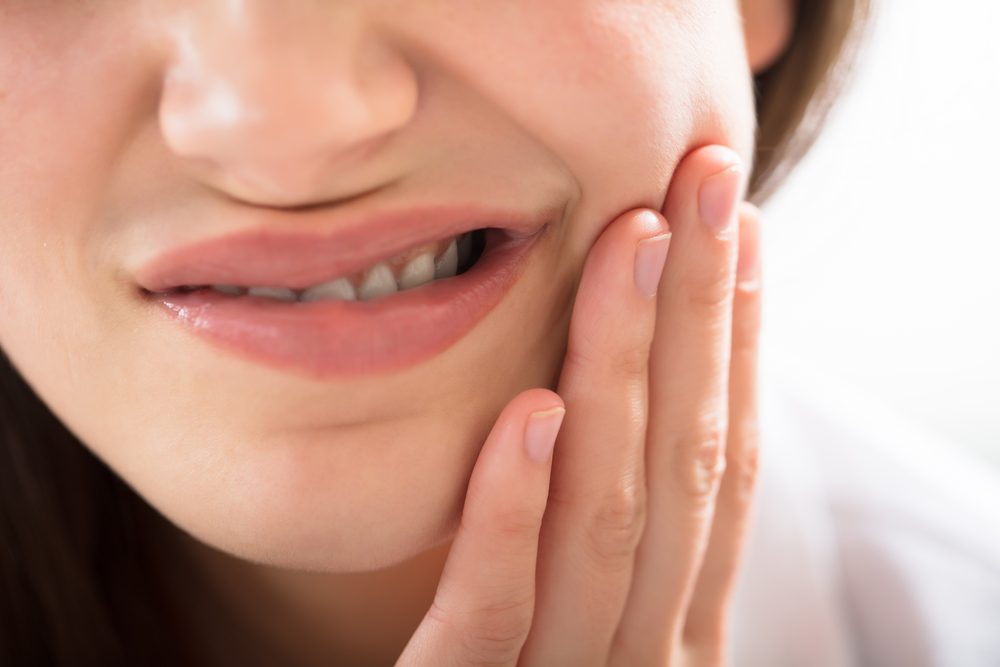 歯の根元が茶色くなるのはなぜ 考えられる5つの原因と対処法 おくちニュース